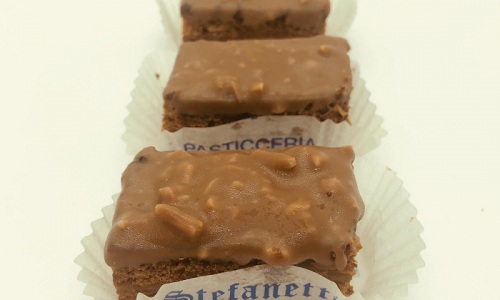 Trancio-gentile-con-nocciola-gentile-del-Piemonte-e-cioccolato