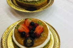 cream-tarte-con-frolla-e-crema-al-mascarpone-decorazioni-di-frutta-e-fiori-eduli